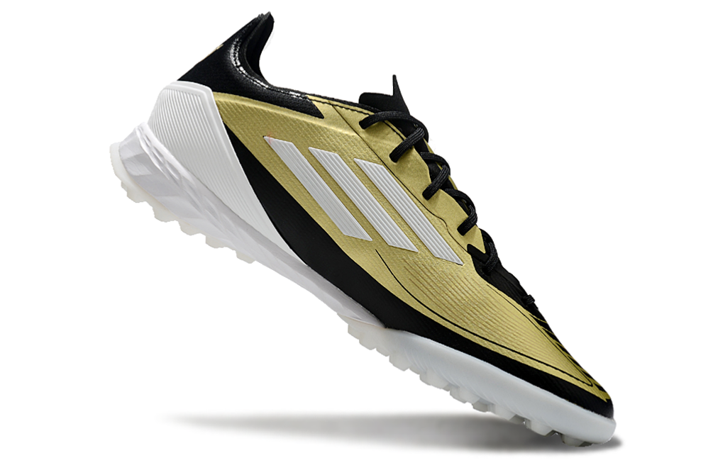 נעלי כדורגל ״Adidas״ קטרגל